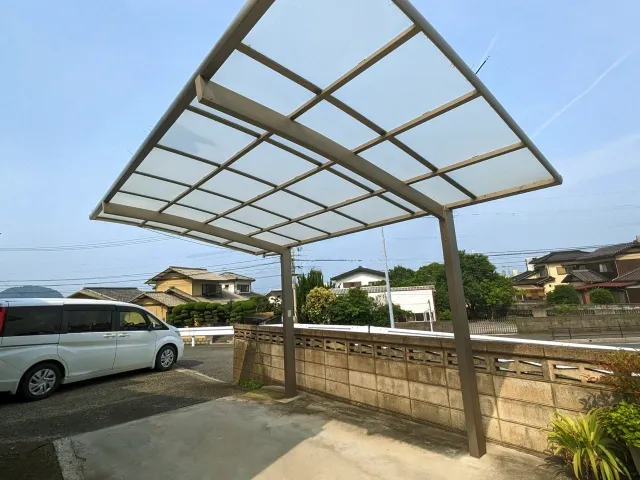 強風や経年劣化で破損したカーポート屋根のパネル修理・交換メンテナンス