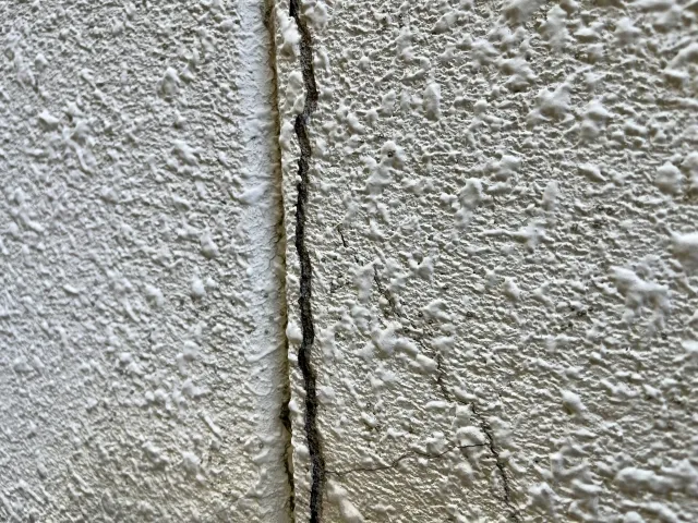 外壁塗装の劣化症状：雨漏りの原因となる外壁のひび割れ（クラック）