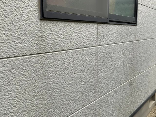 外壁の美観を損なう排気ガスや埃による外壁塗装の汚れ