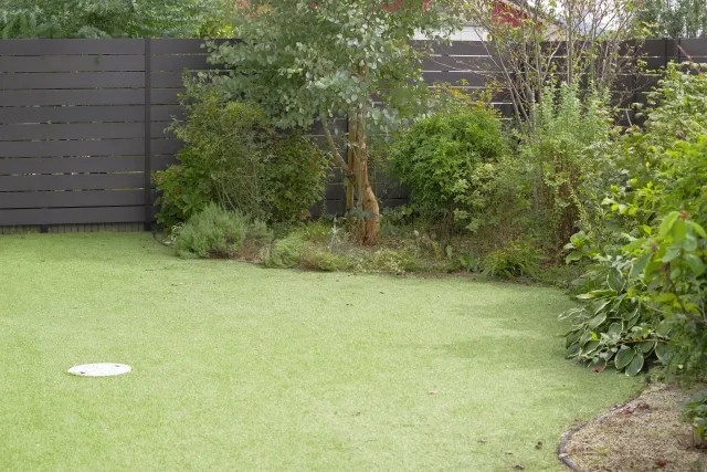 人工芝や植栽を組み合わせて管理しやすく美しく整えた庭造作・ガーデニング施工例